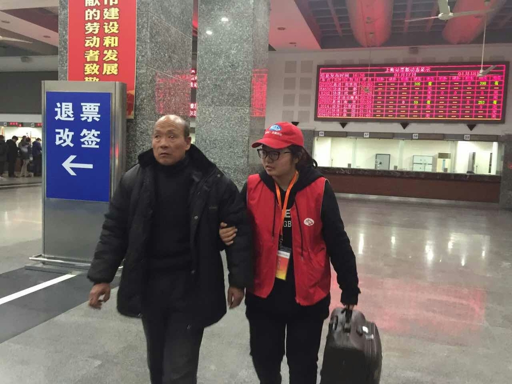 我校學(xué)生為春運(yùn)提供志愿者服務(wù)