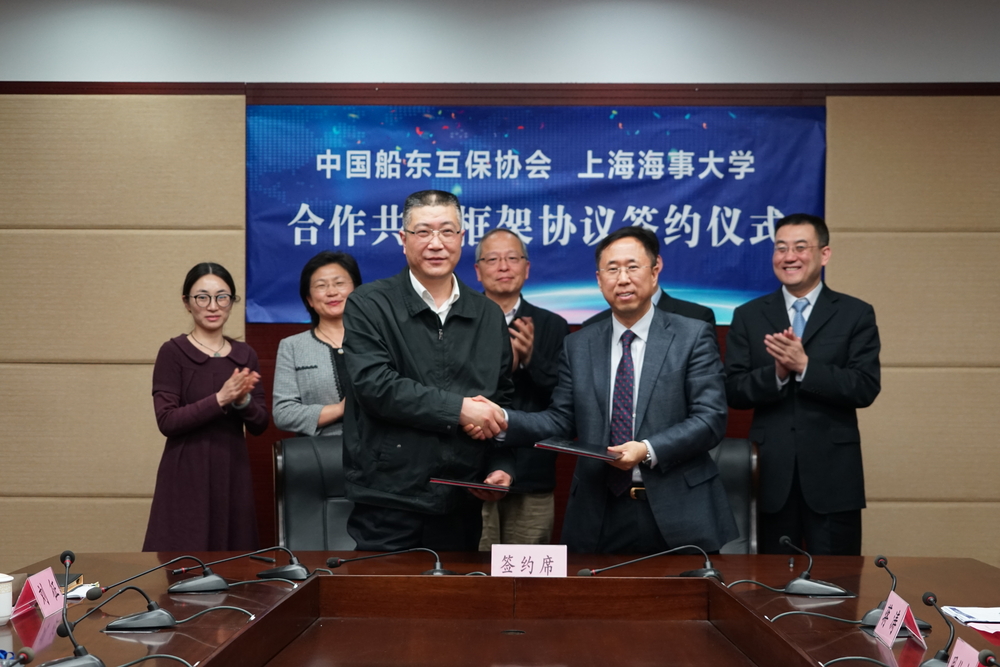 楊萬楓副校長、宋春風總經理代表雙方簽署合作共建框架協議