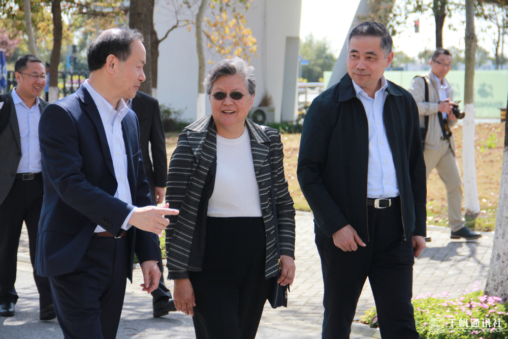 行走在校園里