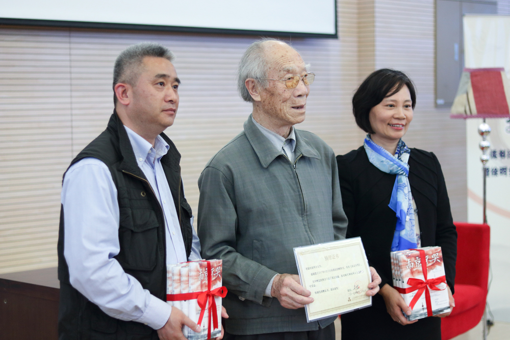 退休教師徐明全向信息工程學(xué)院、圖書館捐贈圖書
