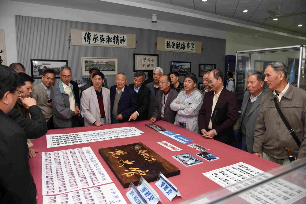 校友們參觀商船學(xué)院圖片展