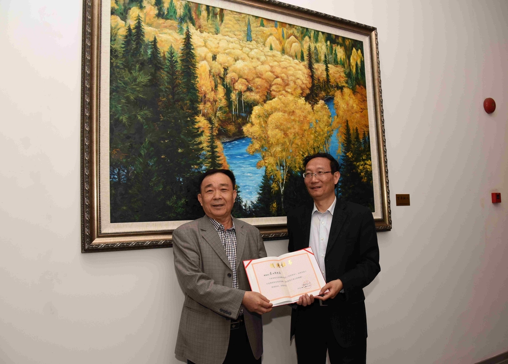 黃有方校長(zhǎng)代表學(xué)校接受湛江校友會(huì)會(huì)長(zhǎng)蔡法向母校捐贈(zèng)的“百年樹人”油畫