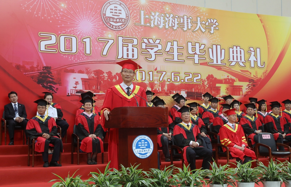 黃有方校長在畢業典禮上作演講