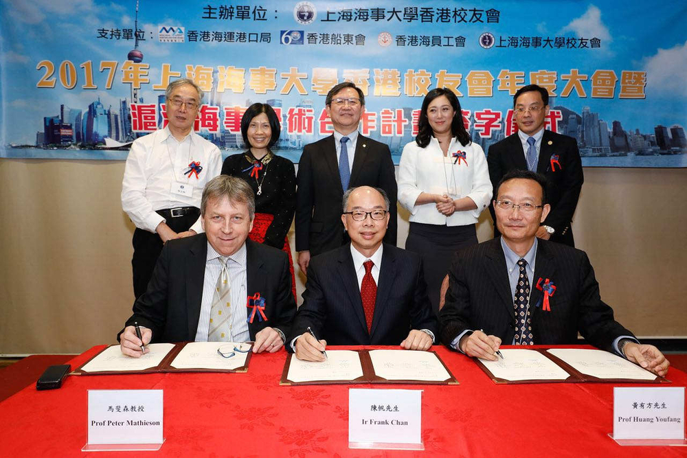 陳帆局長、黃有方校長和馬斐森校長分別代表香港特區(qū)政府、上海海事大學和香港大學簽訂“香港大學─上海海事大學學術合作計劃”協(xié)議