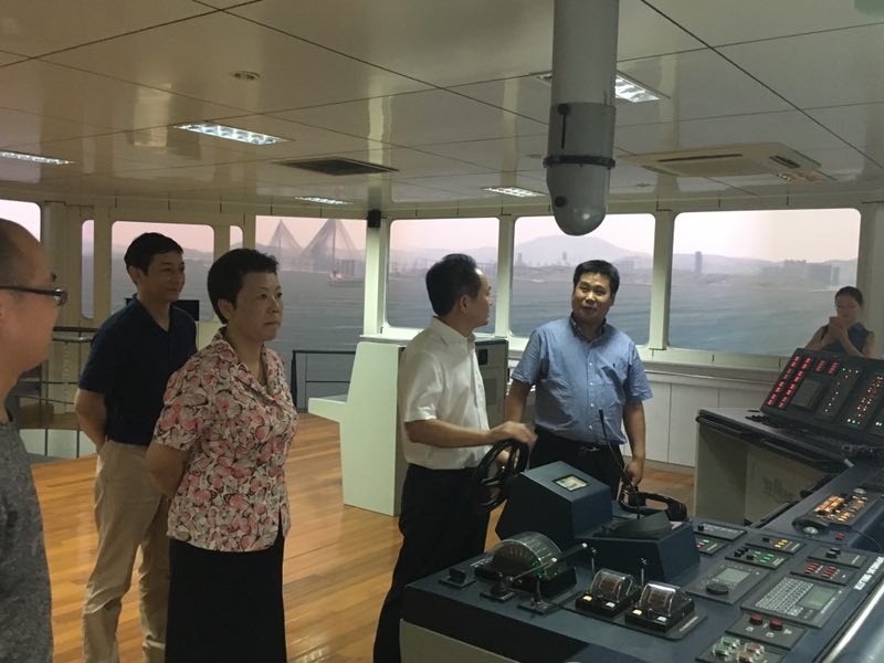 陳瑜局長一行參觀商船學院航海模擬器
