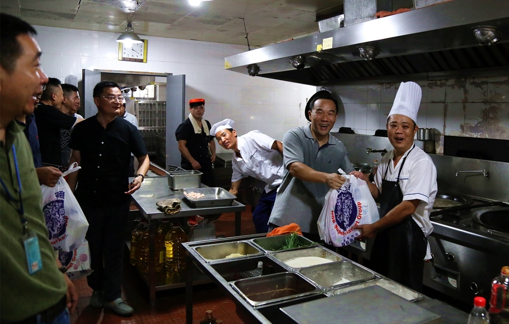 王海威副書記給食堂員工送上慰問品