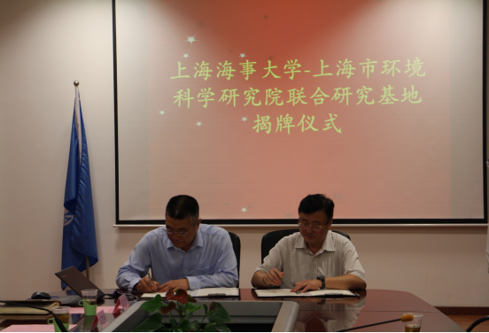 楊萬楓副校長(zhǎng)和夏德祥院長(zhǎng)代表雙方簽訂合作協(xié)議
