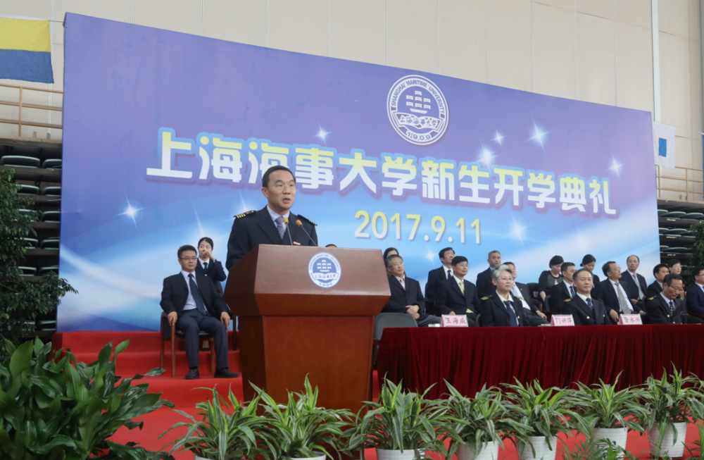 王海威副校長主持開學(xué)典禮