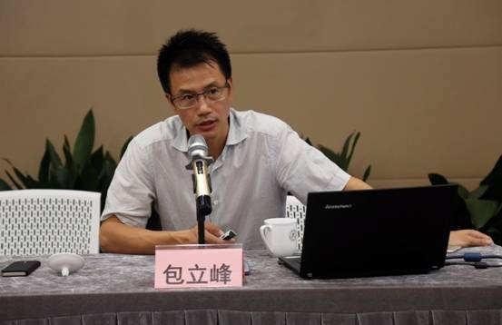 上海戲劇學(xué)院黨委宣傳部副部長包立峰為學(xué)員講授“文化自信—民族精神的重建”