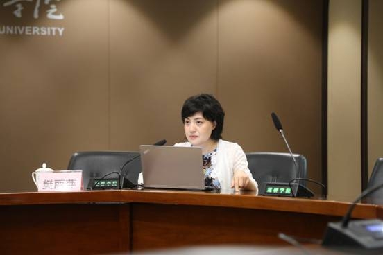 文匯報教科衛(wèi)報道中心專業(yè)首席記者樊麗萍講授“新聞策劃與寫作”