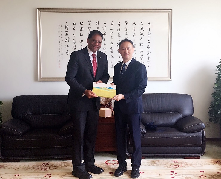 金書記向Jose Matheickal副司長贈送紀念品 