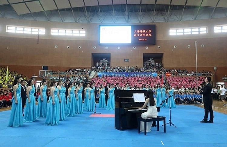 校學(xué)生合唱團(tuán)演唱校歌