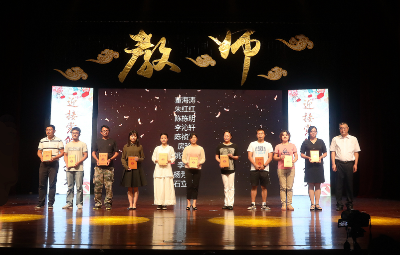 楊萬楓副校長為優秀社團指導老師頒發證書
