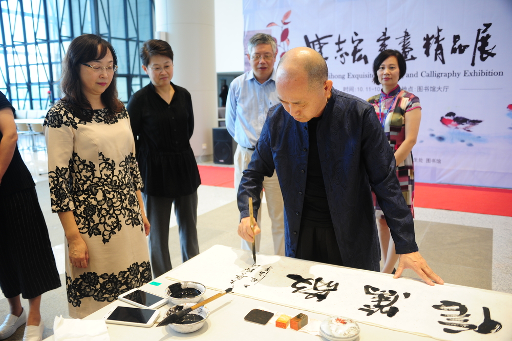 陳志宏先生現(xiàn)場潑墨為廣大師生創(chuàng)作“忠信篤敬”“等書法作品