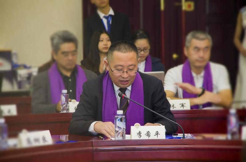 法學院黨委書記李希平宣讀校友會章程