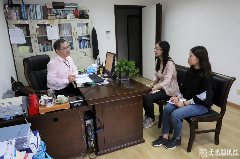 學生記者現場采訪沈秋明老師