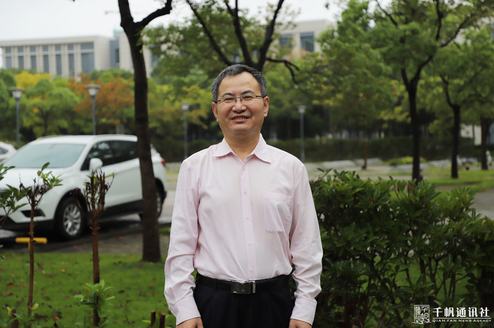 沈秋明老師在校園