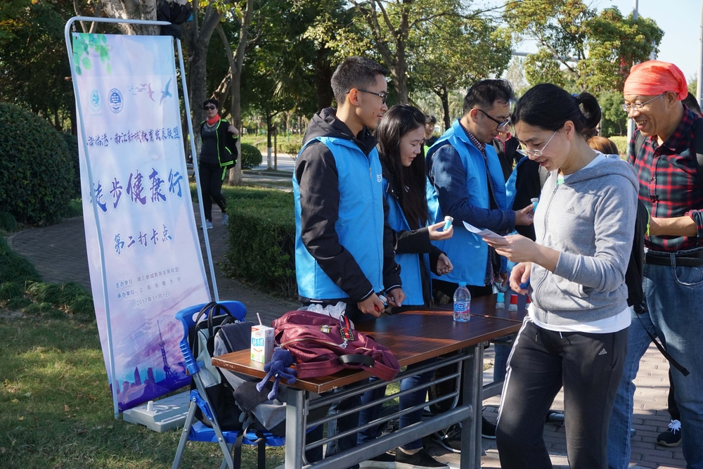 在打卡點服務(wù)的志愿者團隊