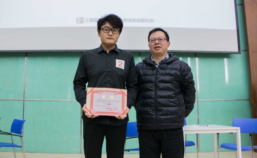 一等獎選手與評委合影