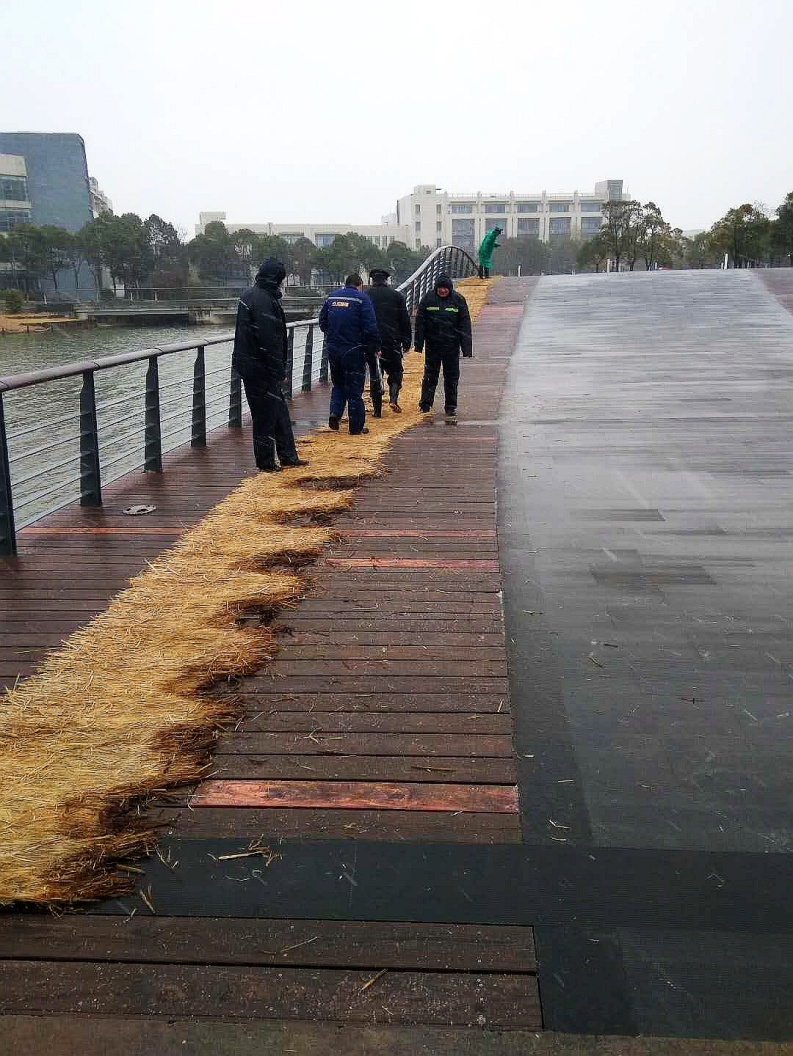 鋪設防滑草墊