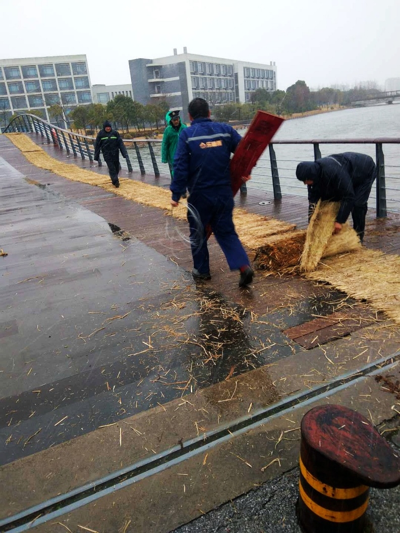 鋪設防滑草墊