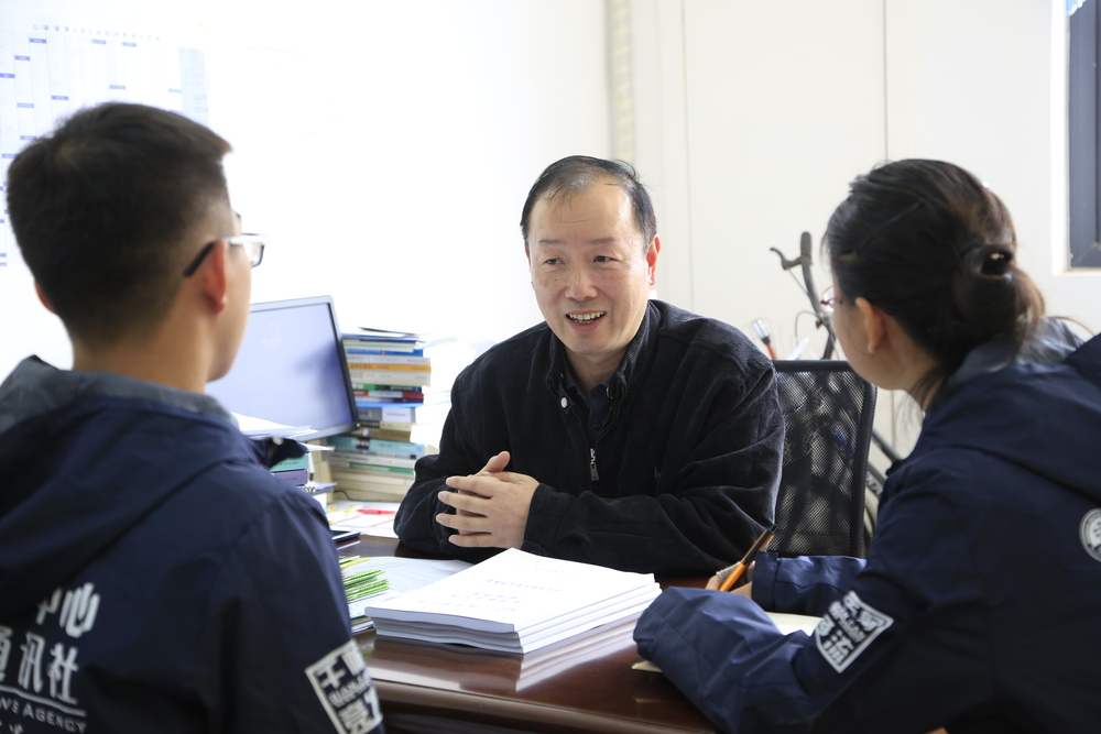 學生記者現場采訪肖康元老師