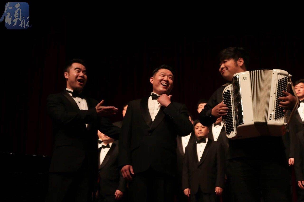 手風(fēng)琴演奏家許可卿演奏手風(fēng)琴