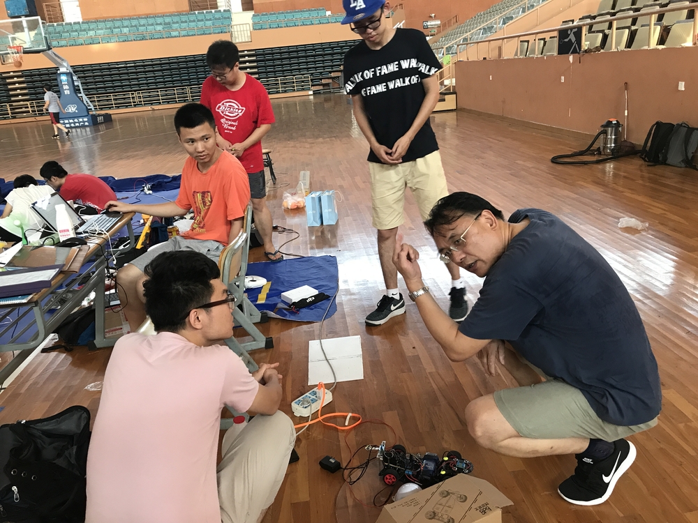 學院領導關懷在體育館調試的隊員