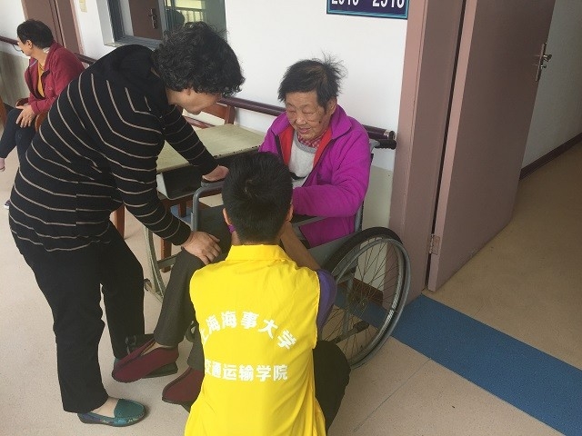 學生黨員去養老院送溫暖