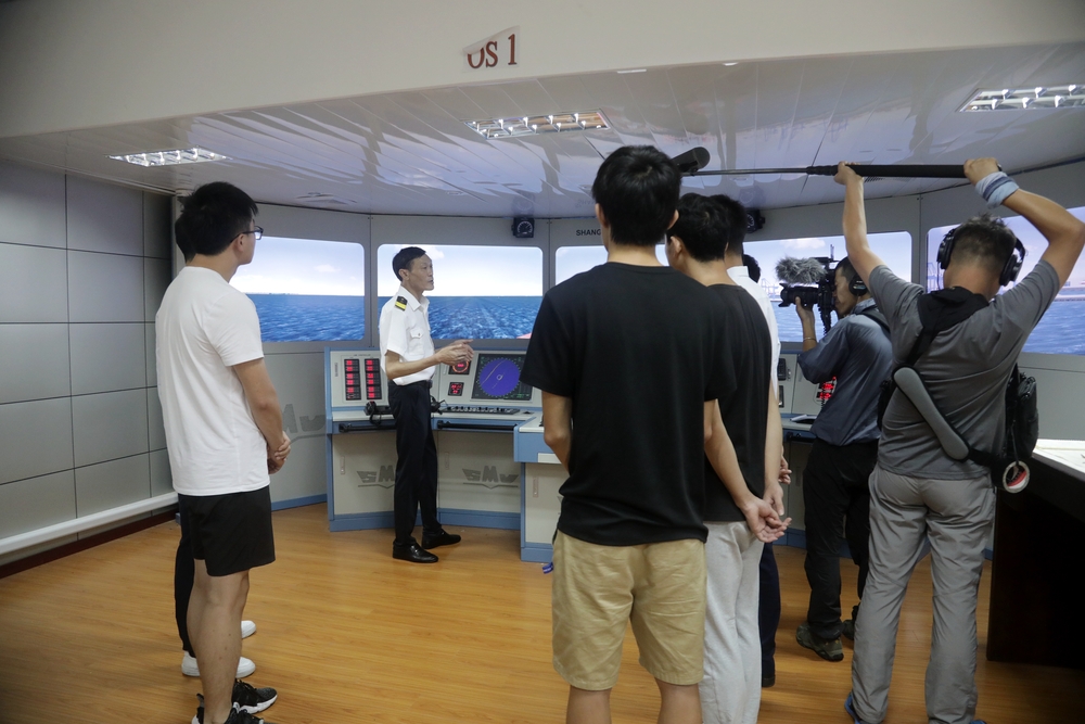 商船學院船藝教研室主任杲慶林船長接受采訪