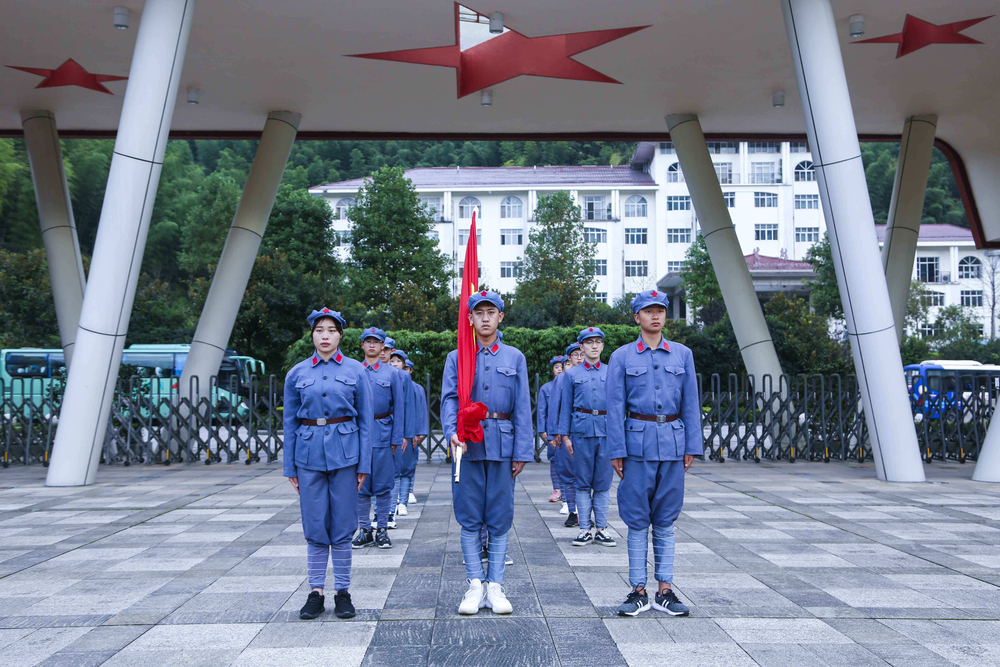 海大學生在基地進行升旗儀式