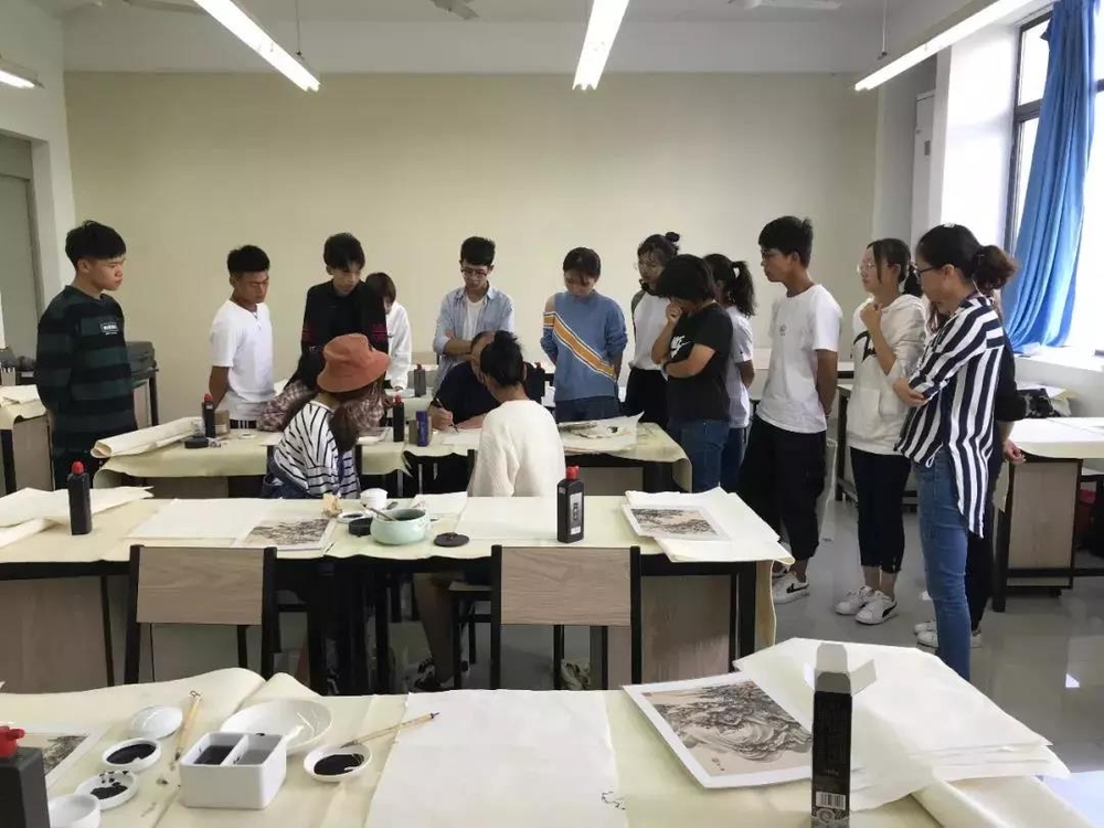 樂震文院長為2018級(jí)國畫專業(yè)新生上第一課