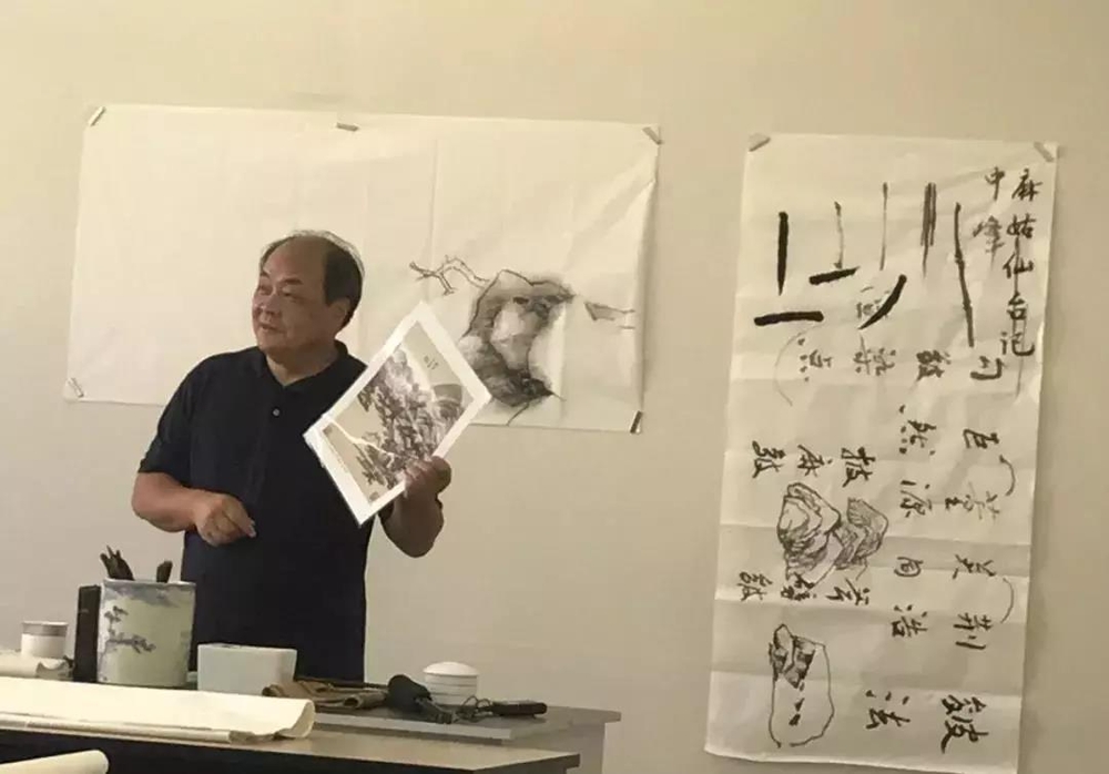 樂震文院長為2018級(jí)國畫專業(yè)新生上第一課