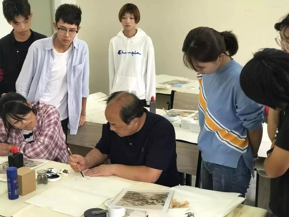 樂震文院長為2018級(jí)國畫專業(yè)新生上第一課