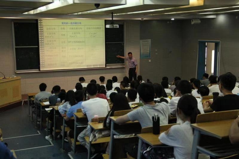數學建模指導老師進行賽前培訓