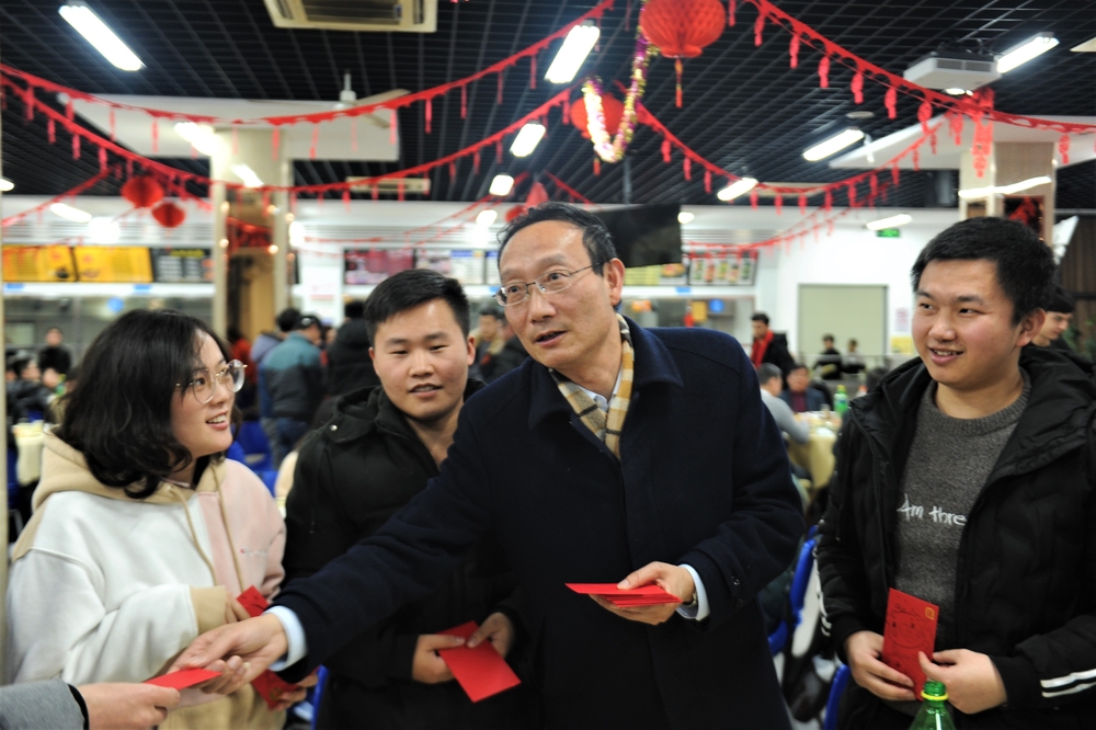  校領導為寒假留校學生發壓歲包