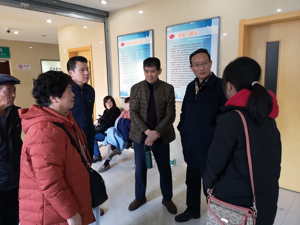 黃有方校長親切慰問蔣濤老師家屬