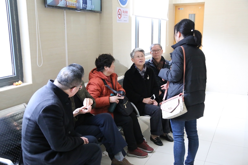 門妍萍副書記探望我校法學院蔣濤老師