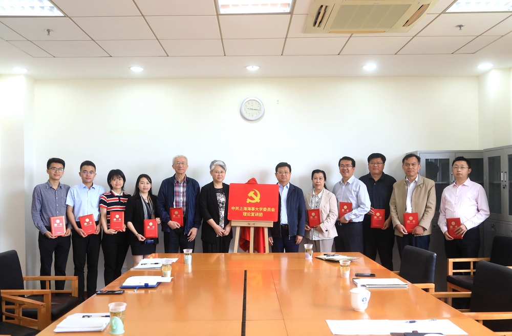 向首批入選宣講團的師生頒發(fā)聘任證書