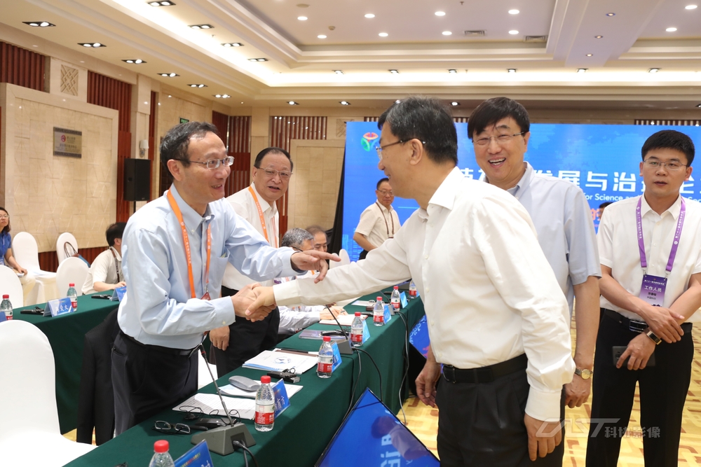 懷進(jìn)鵬書記會(huì)前與黃有方校長(zhǎng)交流