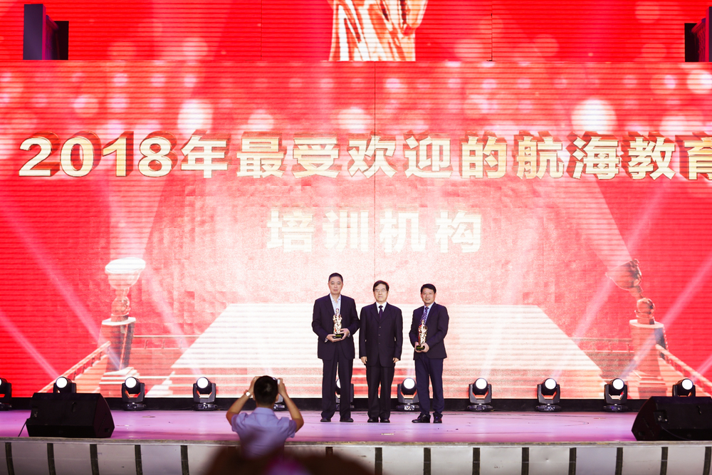 孔凡邨教授代表學(xué)校領(lǐng)獎