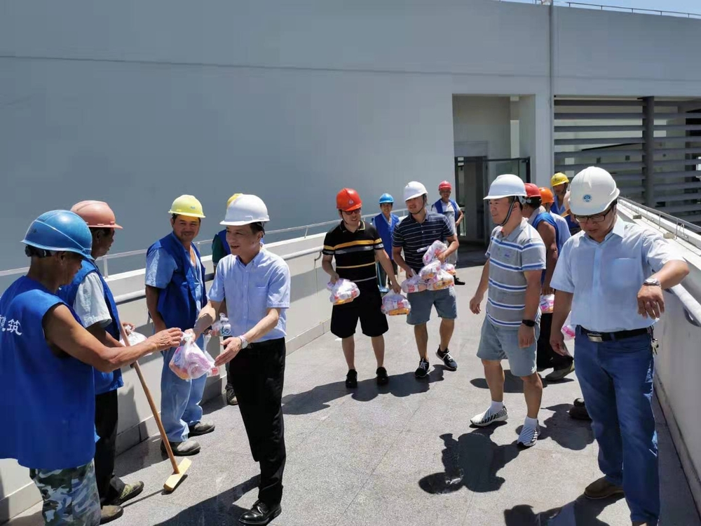 校領導慰問學校暑期后勤保障人員