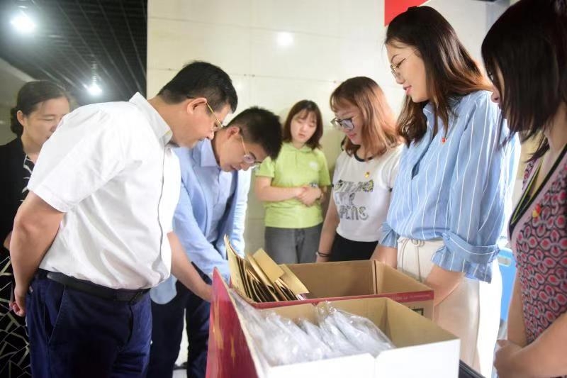 宋寶儒書記慰問迎新工作人員并查看新生入學情況