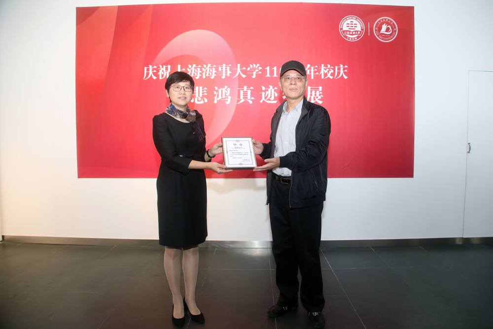 賀莉副書記為徐悲鴻真跡收藏家頒發(fā)致謝證書