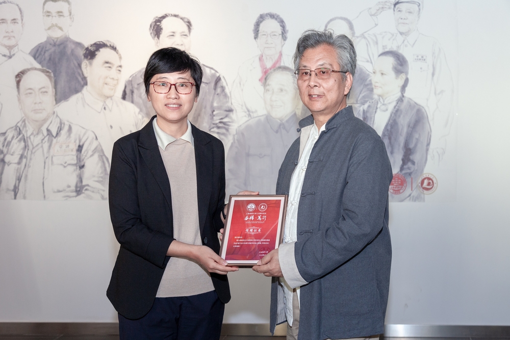 賀莉副書記為奚文淵頒發(fā)捐贈證書