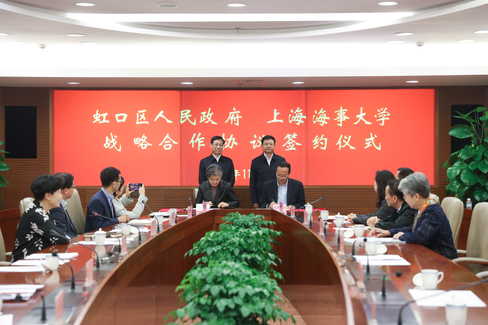 黃有方校長與高香副區長代表雙方簽約