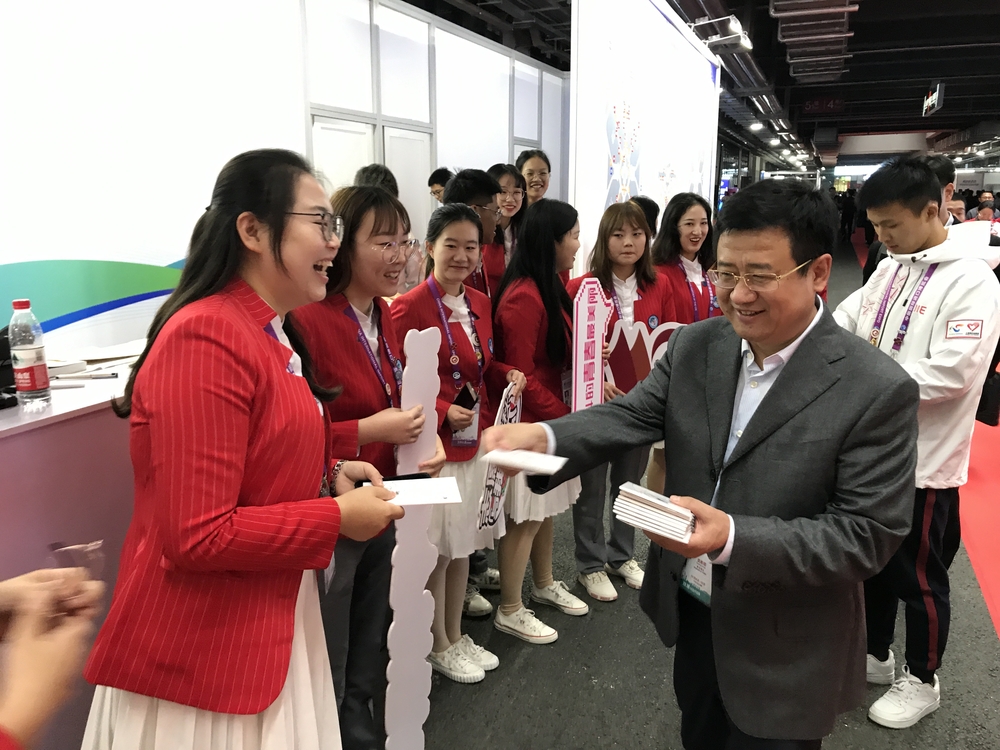 宋寶儒書記向志愿者發(fā)放慰問品