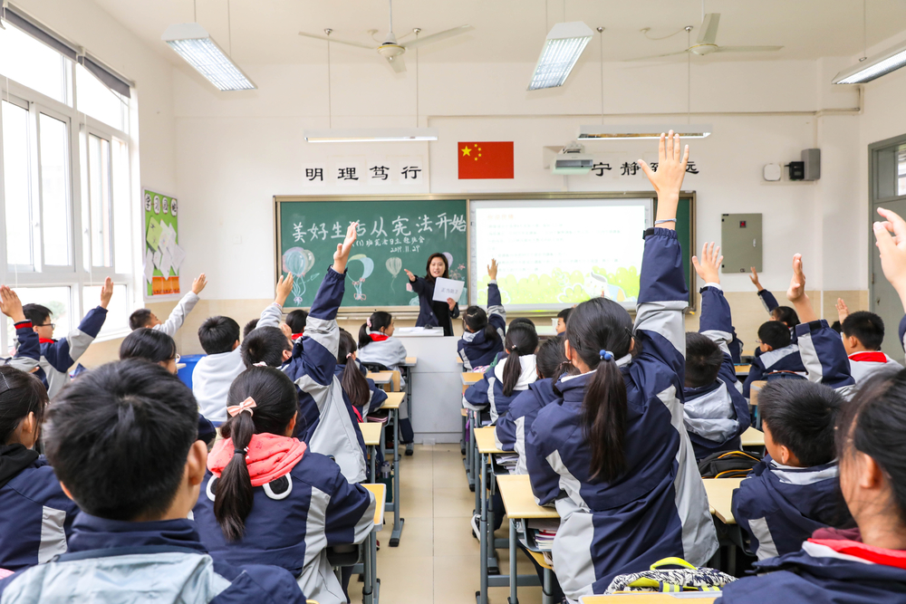 法學(xué)院法治輔導(dǎo)員為中學(xué)生開(kāi)展主題班會(huì)