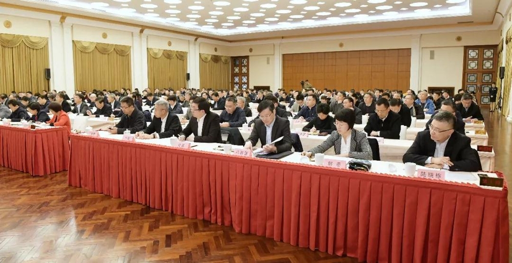 會議現場（第一排右四為殷明教授）