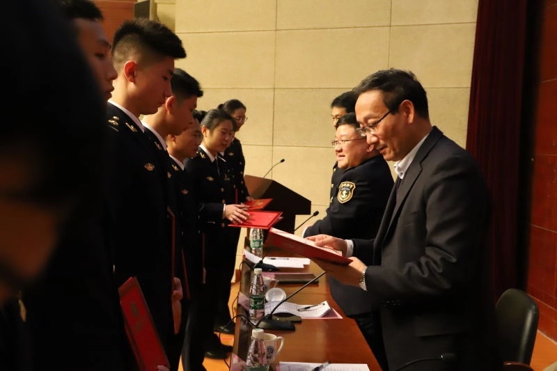 頒發(fā)榮譽(yù)證書